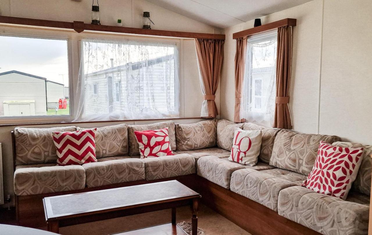 Great 8 Berth Caravan For Hire At St Osyth Beach In Essex Ref 28123Gc Клактон-он-Сі Екстер'єр фото