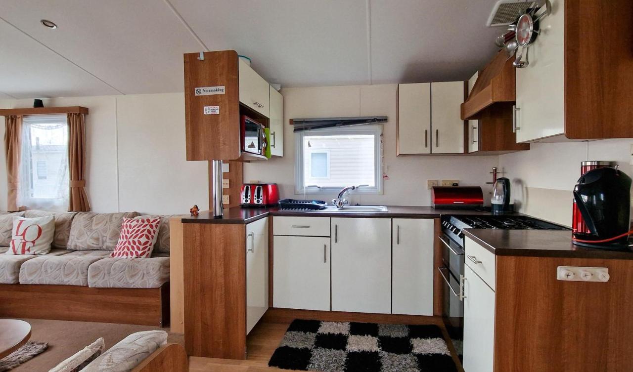 Great 8 Berth Caravan For Hire At St Osyth Beach In Essex Ref 28123Gc Клактон-он-Сі Екстер'єр фото