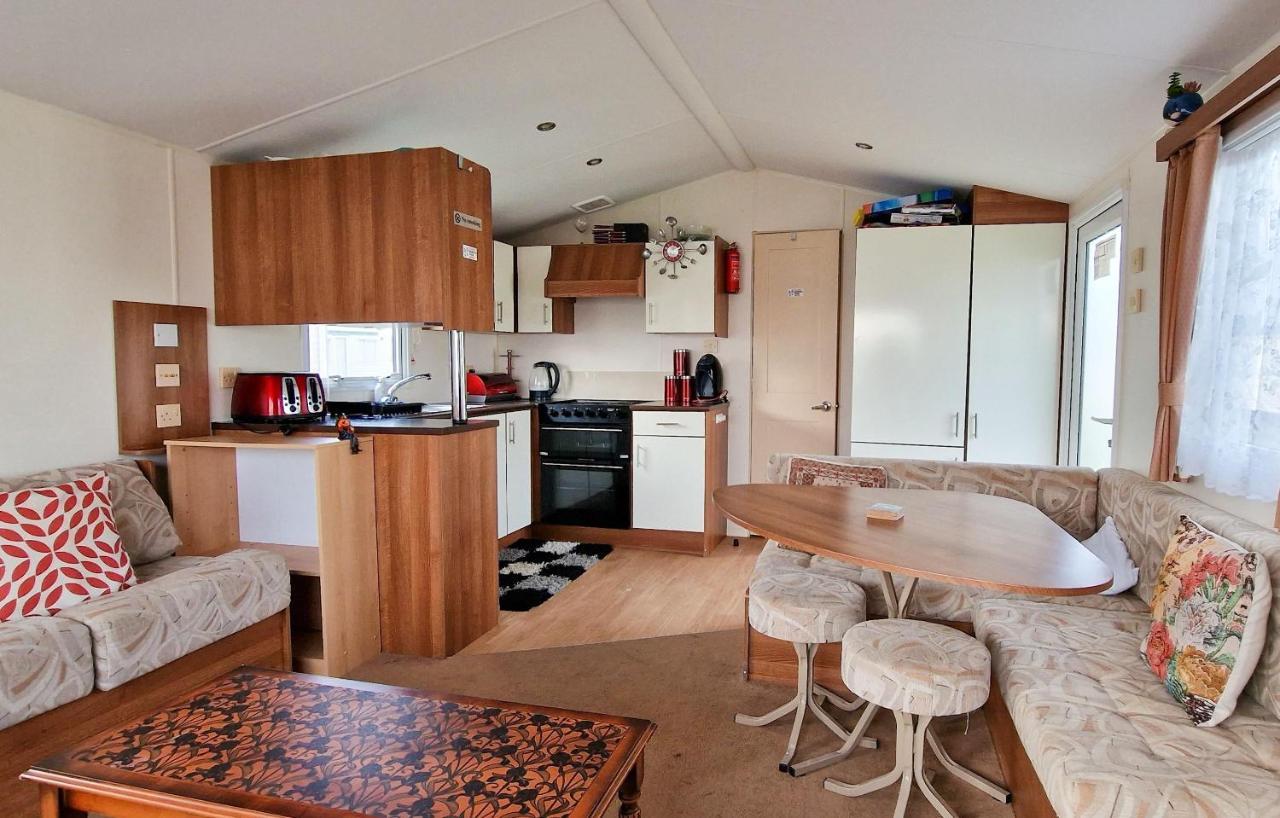 Great 8 Berth Caravan For Hire At St Osyth Beach In Essex Ref 28123Gc Клактон-он-Сі Екстер'єр фото