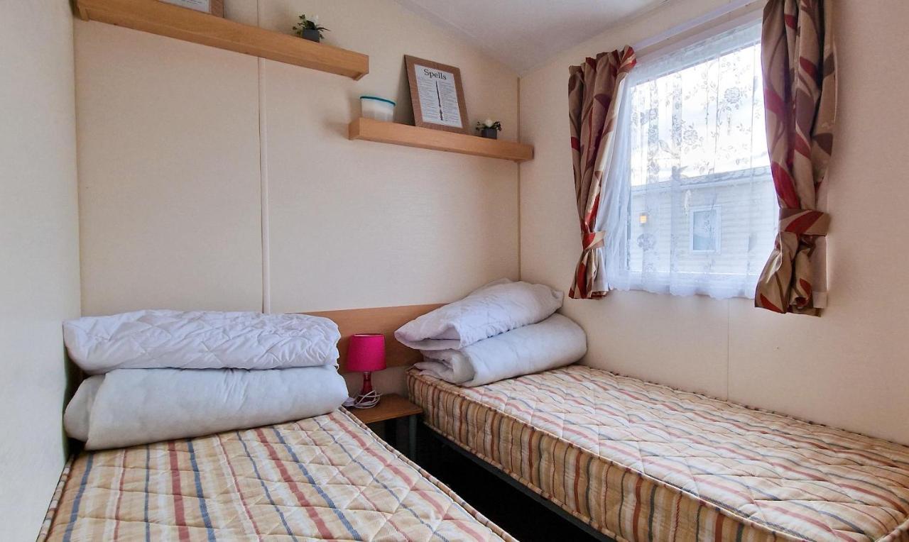 Great 8 Berth Caravan For Hire At St Osyth Beach In Essex Ref 28123Gc Клактон-он-Сі Екстер'єр фото