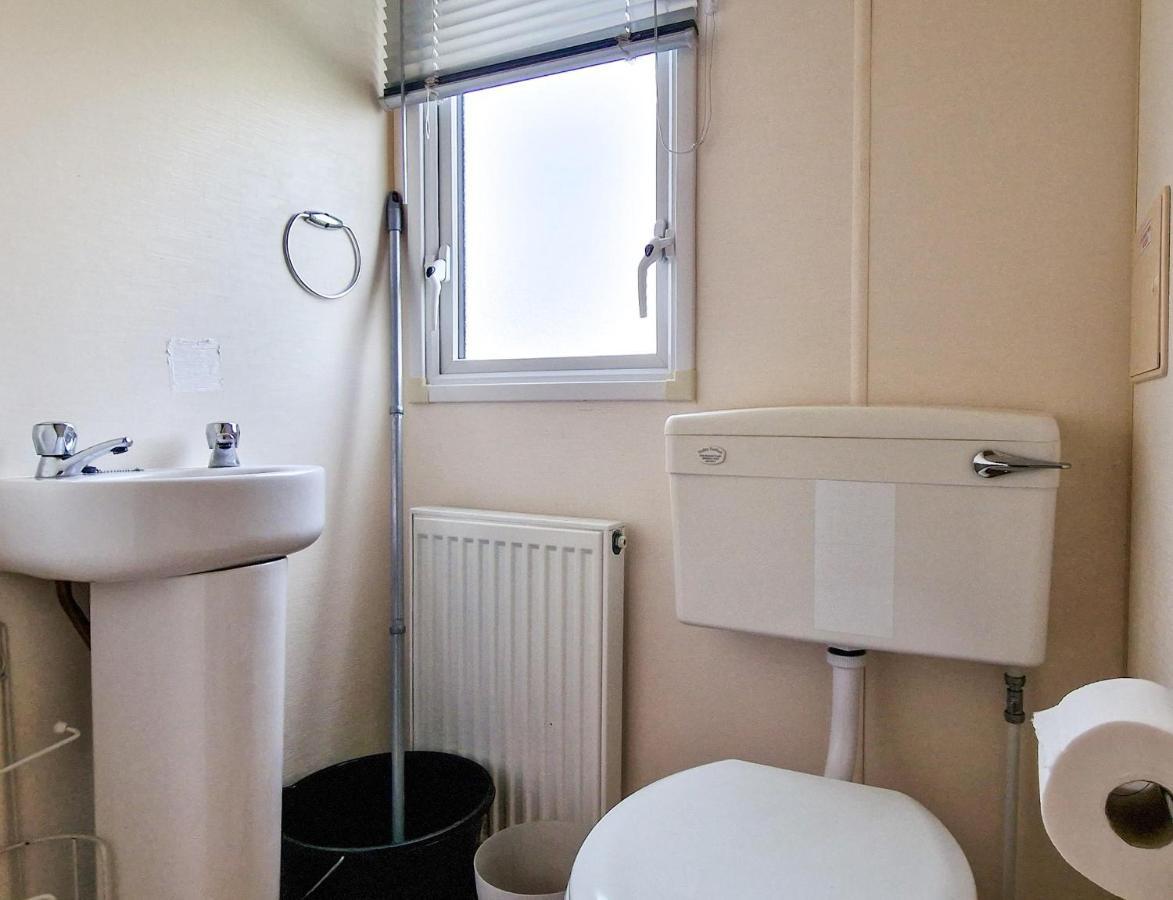 Great 8 Berth Caravan For Hire At St Osyth Beach In Essex Ref 28123Gc Клактон-он-Сі Екстер'єр фото