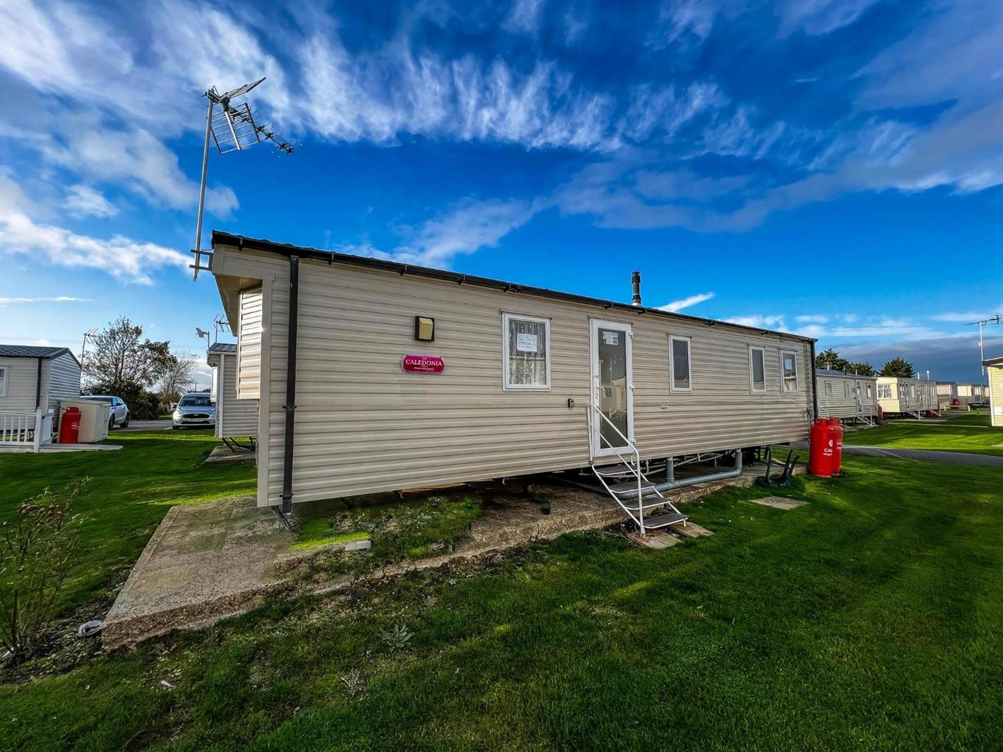 Great 8 Berth Caravan For Hire At St Osyth Beach In Essex Ref 28123Gc Клактон-он-Сі Екстер'єр фото