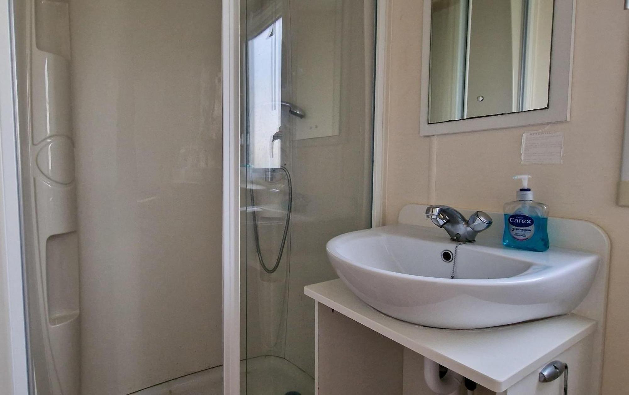 Great 8 Berth Caravan For Hire At St Osyth Beach In Essex Ref 28123Gc Клактон-он-Сі Екстер'єр фото