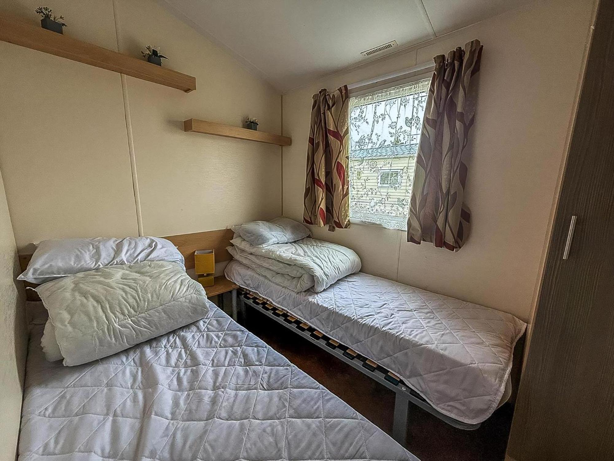 Great 8 Berth Caravan For Hire At St Osyth Beach In Essex Ref 28123Gc Клактон-он-Сі Екстер'єр фото