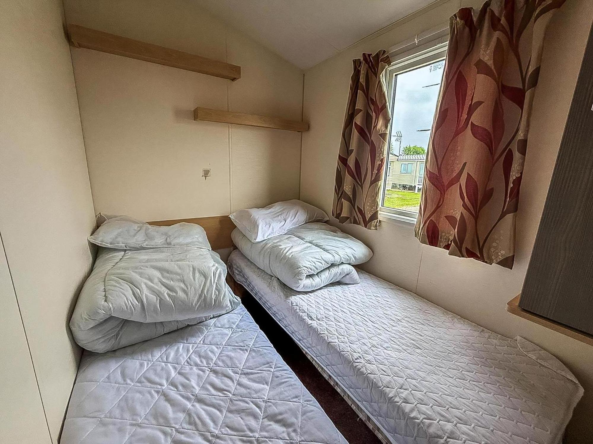 Great 8 Berth Caravan For Hire At St Osyth Beach In Essex Ref 28123Gc Клактон-он-Сі Екстер'єр фото