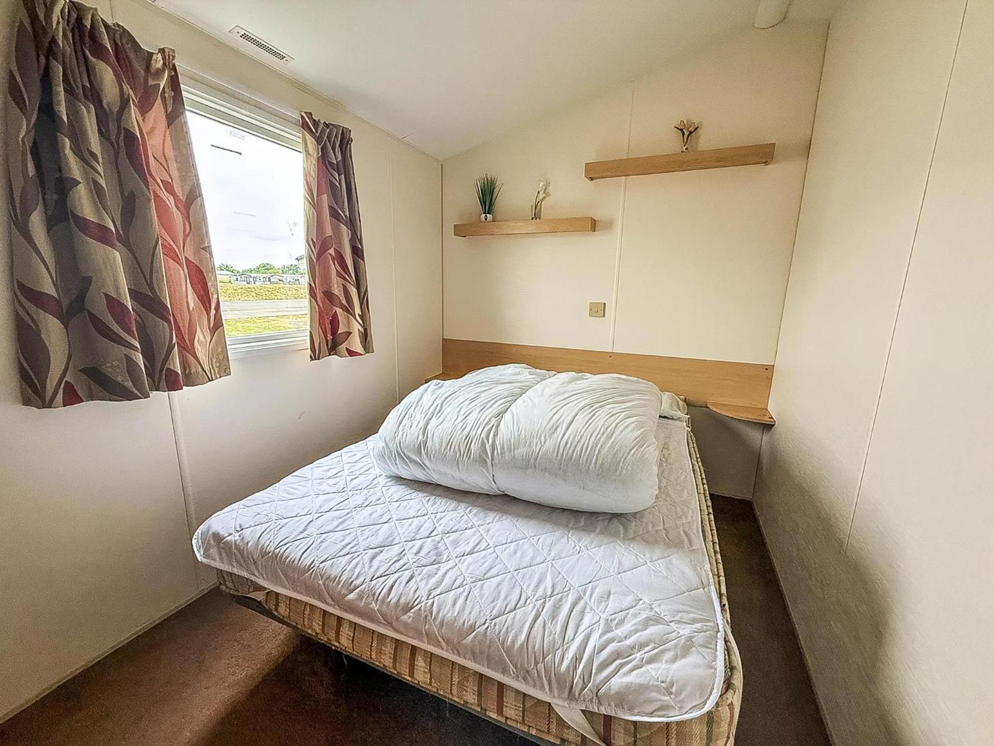 Great 8 Berth Caravan For Hire At St Osyth Beach In Essex Ref 28123Gc Клактон-он-Сі Екстер'єр фото
